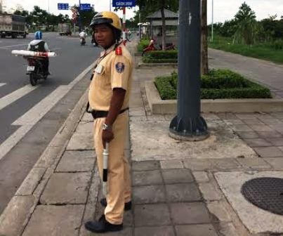 CSGT bắt tội phạm trên đại lộ Đông Tây - 1 Thiếu úy CSGT Nguyễn Hoàng Trung Hiếu làm nhiệm vụ trên đại lộ Đông Tây