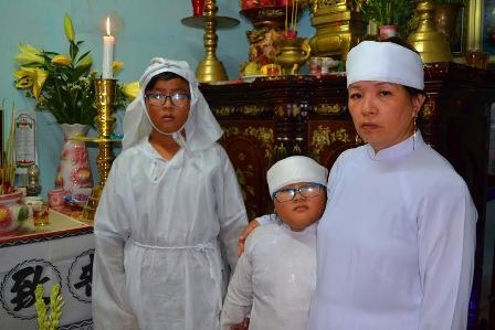 “Có chết, anh em cùng chết...” - 4 Người mẹ già gần 80 tuổi và vợ con bên di anh tài xế Phạm Thành Long.