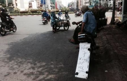 Tấm bảng “đắng lòng” của bác tài xe ôm.