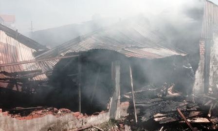 Xưởng gỗ gần 1.000m2 cháy lớn, cả khu dân cư hỗn loạn sơ tán