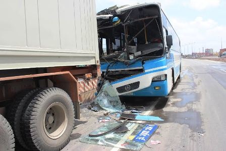 Liên tiếp 2 vụ tai nạn xe buýt, một người tử vong - 2 Xe buýt biến dạng sau khi lao vào xe container trên XLHN (đoạn qua quận 9, TPHCM).