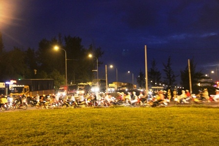 8 ngã qua nút giao thông Mỹ Thủy kẹt cứng suốt nhiều giờ