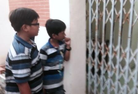 Người mẹ bán vé số bị xe đầu kéo cán chết, 2 đứa trẻ bơ vơ - 5 Không dám nhìn xác mẹ nhưng 2 anh em Cường, Phát vẫn cố đứng ngoài cửa nhìn vào tìm mẹ.