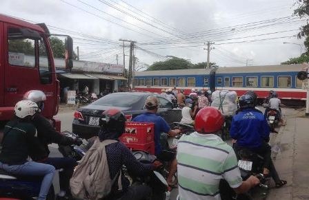 Tai nạn hy hữu: Tài xế bị cuộn sắt hơn 25 tấn đè chết - 2 Hiện trường vụ tai nạn hi hữu làm tài xế Trung tử vong.