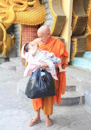 Cháu bé khuyết tật bị bỏ rơi trước cổng chùa - 2 Sư thầy đón nhận cháu bé bất hạnh đưa vào chùa nuôi dưỡng.