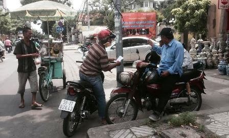 Tấm bảng “đắng lòng” của bác tài xe ôm.