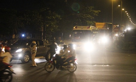 Đến khuya 30/8, tình hình kẹt xe qua khu vực vòng xoay Mỹ Thủy vẫn còn diễn biến phức tạp