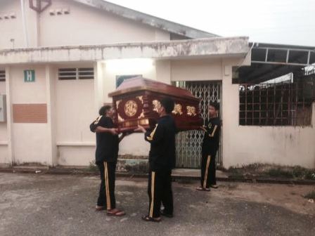 Người mẹ bán vé số bị xe đầu kéo cán chết, 2 đứa trẻ bơ vơ - 3 Cơ sở mai táng đang làm thủ tục khâm liệm để đưa chị Dũng về quê.