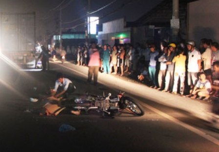Hiện trường vụ TNGT chết người tối qua 16/8.
