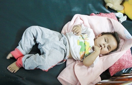 Cháu bé khuyết tật bị bỏ rơi trước cổng chùa - 1 Đứa trẻ tội nghiệp bị người thân vứt bỏ trước cổng chùa.