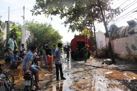 Xưởng gỗ gần 1.000m2 cháy lớn, cả khu dân cư hỗn loạn sơ tán