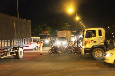 8 ngã qua nút giao thông Mỹ Thủy kẹt cứng suốt nhiều giờ