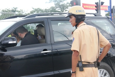 Những người ngoại quốc trên chiếc xe vi phạm không chấp hành hiệu lệnh của CSGT, cố thủ trên xe...