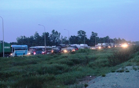 8 ngã qua nút giao thông Mỹ Thủy kẹt cứng suốt nhiều giờ