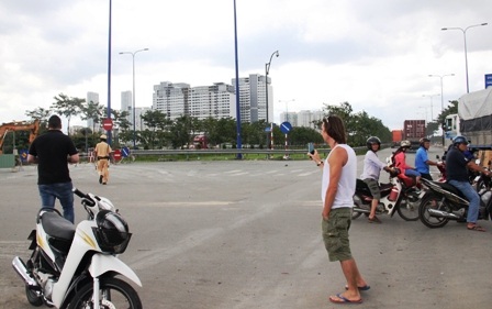 Người đàn ông đi cùng tiếp tục dùng ĐTDĐ ghi lại hình ảnh làm việc với CSGT