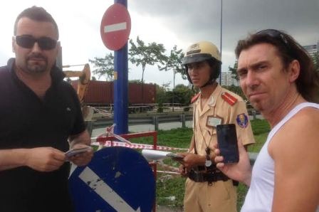 Vi phạm giao thông, người nước ngoài cố thủ trong xe, quay phim cảnh sát - 4 Chỉ huy Đội CSGT Cát Lái đã mời người vi phạm về trụ sở đội để giải quyết