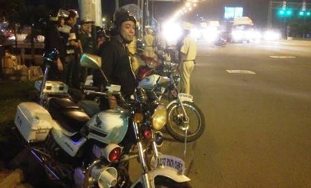 “Nữ quái” say rượu đánh CSGT - 1 Tổ công tác chuyên đề đo nồng độ cồn Đội CSGT Rạch Chiếc đang làm nhiệm vụ tại ngã tư Bình Thái.