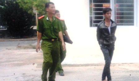 Công an quận Thủ Đức dẫn giải đối tượng sau khi bắt giữ.