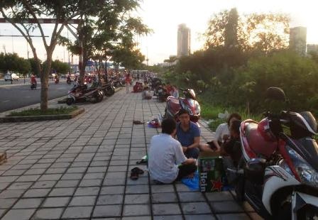 “Mở tiệc” trên đại lộ chờ xem pháo hoa  - 1 “Mở tiệc” trên đại lộ chờ xem pháo hoa