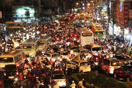 Kẹt xe khủng khiếp trên đường XVNT sau cơn mưa chiều 6/9