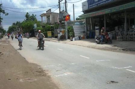 Người dân nâng xe tải giải cứu 2 nữ sinh mắc kẹt dưới gầm - 1