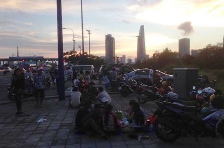“Mở tiệc” trên đại lộ chờ xem pháo hoa  - 10 Tất cả vô tư ăn nhậu chờ thời khắc xem pháo hoa...