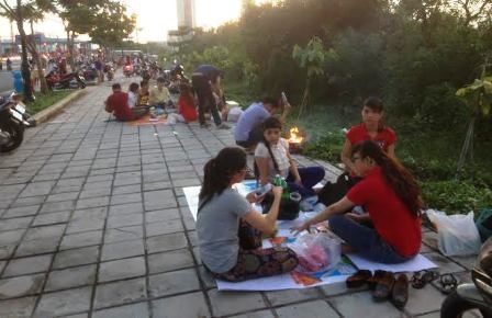 “Mở tiệc” trên đại lộ chờ xem pháo hoa  - 2 Các bạn trẻ mang theo bếp để nước hải sản, thịt, cá... và tổ chức tiệc ngay trên lề đường.