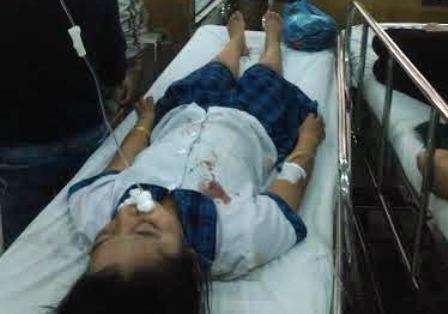 Người dân nâng xe tải giải cứu 2 nữ sinh mắc kẹt dưới gầm - 2 Hai em nữ sinh hiện đang cấp cứu tại BV Chợ Rẫy.