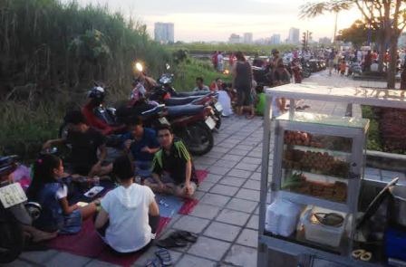 “Mở tiệc” trên đại lộ chờ xem pháo hoa  - 4 Các bạn trẻ tổ chức ăn nhậu ngay trên lề đường Mai Chí Thọ...