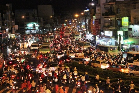 Giao thông trên đường XVNT (từ giao lộ Hàng Xanh đến BX Miền Đông) hoàn toàn tê liệt...