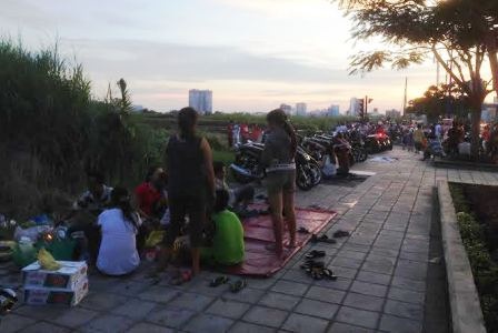“Mở tiệc” trên đại lộ chờ xem pháo hoa  - 5 Nhiều gia đình đưa con cái, người thân ra cùng ăn uống chờ xem pháo hoa.