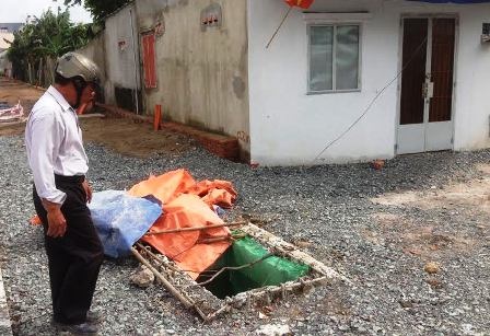Người dân giải cứu nhân viên nhà sách lọt xuống hố công trình - 3 Đến sáng nay 17/9, hiện trường nắp cống vẫn chỉ được che chắn sơ sài.