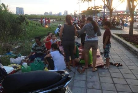 “Mở tiệc” trên đại lộ chờ xem pháo hoa  - 6 Nhiều gia đình đưa con cái, người thân ra cùng ăn uống chờ xem pháo hoa.