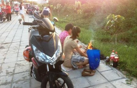 “Mở tiệc” trên đại lộ chờ xem pháo hoa  - 7 Một nhóm bạn trẻ nổi lửa chuẩn bị món nướng...
