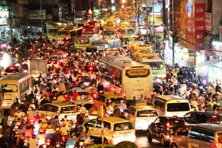 ...nhiều xe buýt phải chạy hướng khác để tránh khiến hành khách chới với