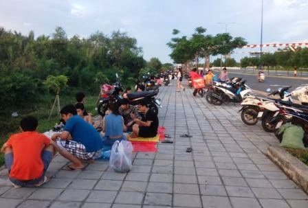 “Mở tiệc” trên đại lộ chờ xem pháo hoa  - 8 Đại lộ hiện đại nhất Sài Gòn phút chốc trở thành phố nướng...
