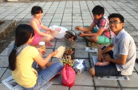 “Mở tiệc” trên đại lộ chờ xem pháo hoa  - 9 ... với đầy đủ món hải sản, thịt, cá... vô cùng hấp dẫn.