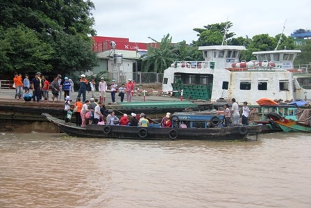Nhiều người dân đã bất chấp nguy hiểm, tìm thuê xuồng, ghe để vượt sông...