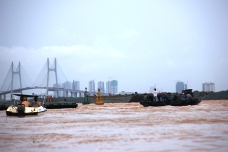 Lực lượng CSGT đường thủy đã được điều động đến để tuần tra, xử lý nhắc nhở người dân.