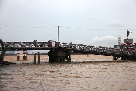 Phà Cát Lái hoạt động trở lại sau 10 tiếng tê liệt