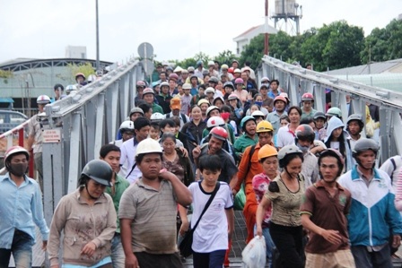 Lực lượng CSGT đường thủy đã được điều động đến để tuần tra, xử lý nhắc nhở người dân.