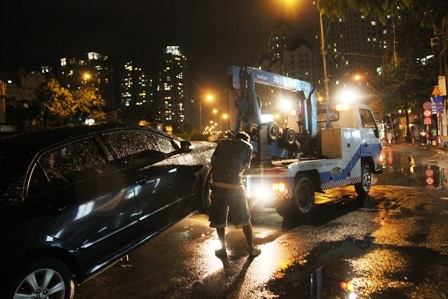 Ô tô bị ngập nước chết máy phải nhờ xe cứu hộ đưa khỏi vùng ngập...