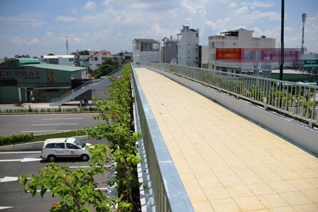 ...cầu vượt bộ hành...