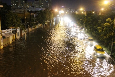 Khó ai có thể hình dung được đây là đường hay sông?