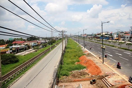 Tuyến đường Kha Vạn Cân hàng ngày dày đặc phương tiện thì sáng nay đã vắng lặng...