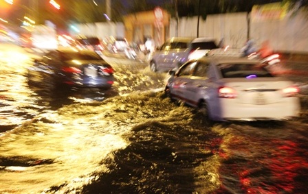 Nhiều tuyến đường xung quanh khu vực BX Miền Đông chìm trong biển nước