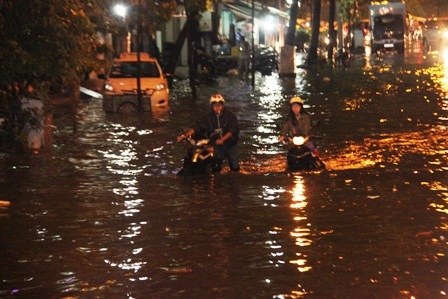 Các tuyến đường vào trung tâm thành phố như XLHN, Nguyễn Hữu Cảnh...chìm trong biển nước