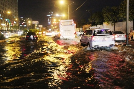 Phương tiện bì bõm trên đường Nguyễn Hữu Cảnh (quận Bình Thạnh)