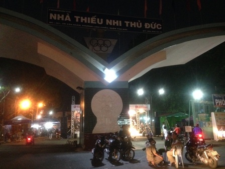 Cổng chính vào Nhà Thiếu nhi Thủ Đức bị phong tỏa...