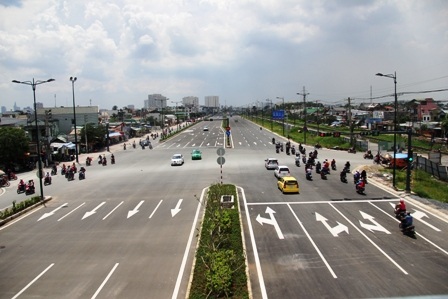 Nút giao cắt với đường sắt tại khu vực trại cá sấu Hoa Cà vô cùng thông thoáng...